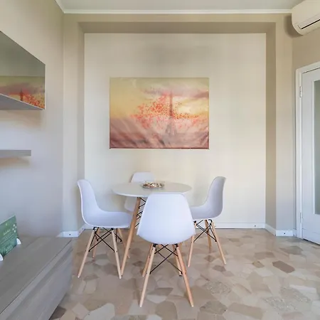 Altido Trendy Flat With Balcony, Easy Access To Centre Apartment