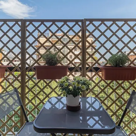 Altido Trendy Flat With Balcony, Easy Access To Centre